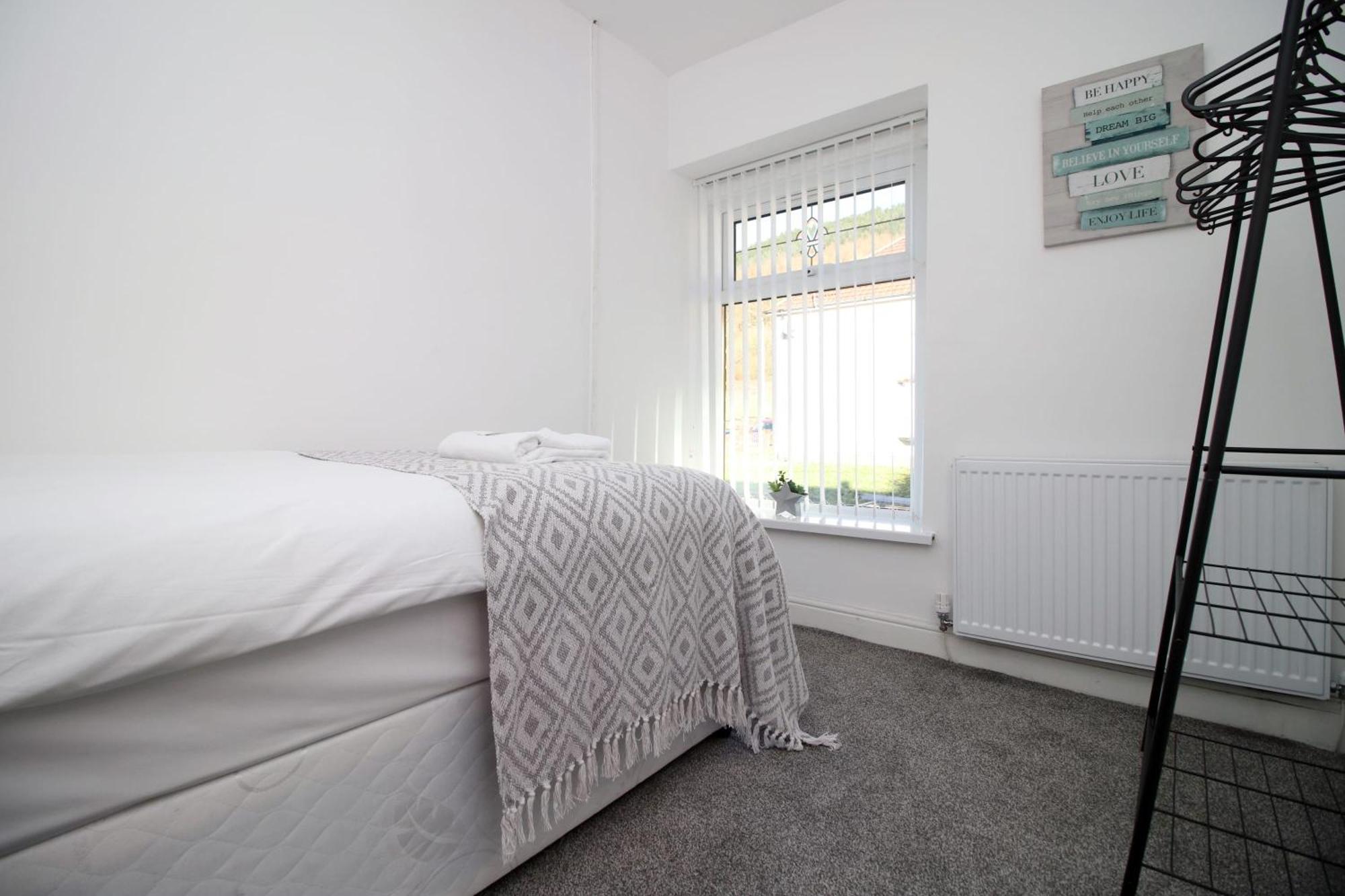 Very Special Home In Rhondda Valley Herbert House By Staystaycations Treorky ภายนอก รูปภาพ
